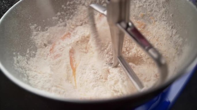在碗里做面团搅拌打蛋器混合