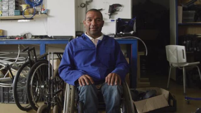 坐轮椅的残疾人看着相机