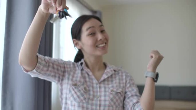 亚洲妇女用新房钥匙展示