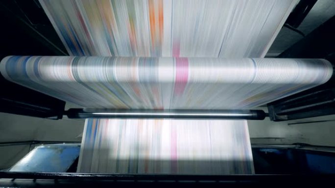 自动输送机在工厂移动印刷报纸。