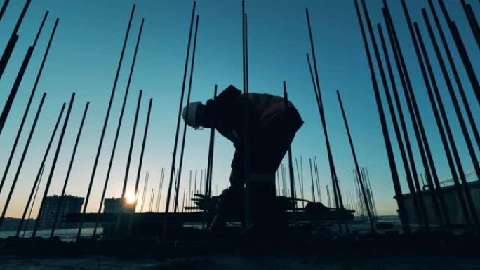 专业工程师在日落背景下的建筑工地工作。