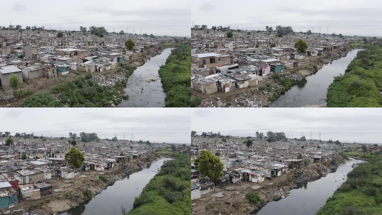 南非亚历山德拉镇Jukskei河沿岸贫民窟或棚户区的4k特写空中平移视图