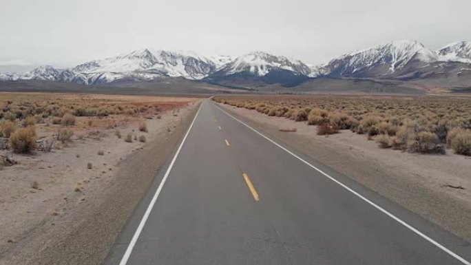 空中: 风景秀丽的沥青高速公路贯穿内华达州崎岖的荒野。