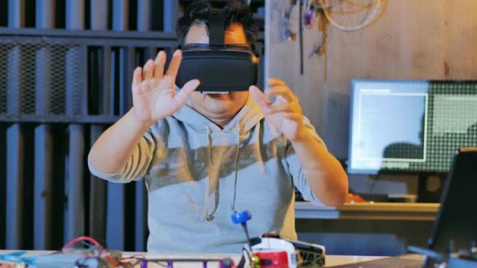 在现代室内设计合作工作室中穿着虚拟现实的年轻人。在VR体验中触摸空气的年轻人感到惊讶。虚拟现实