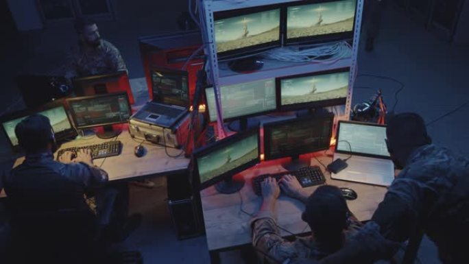 士兵在电脑上控制火箭袭击