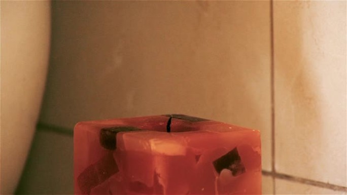 用蜡烛准备泡泡浴。