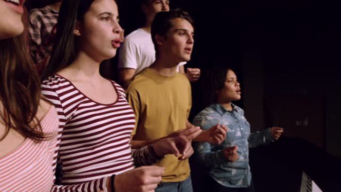 青少年在剧院排练外国人合唱练习年轻人合唱