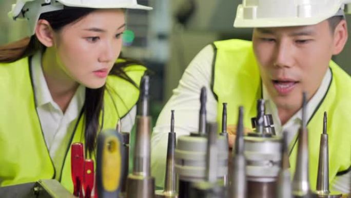 领导力亚洲男女工程师检查设备制造工业工厂。STEM，技术，工业，教育，科学，创新，领导力，行业4.0