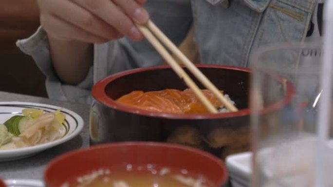 鲑鱼唐的4k镜头。三文鱼生鱼片蒸饭，日本传统食品