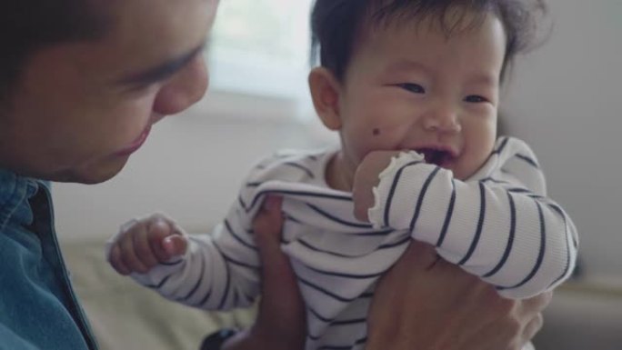 父亲和婴儿在家父亲和婴儿