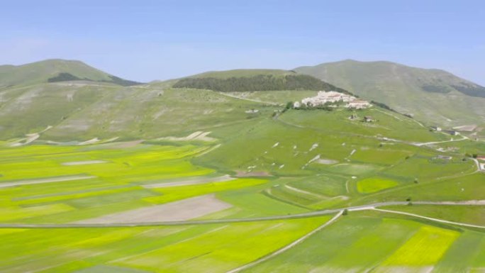 WS Sunny风景鸟瞰图绿色农田和山地景观，Castelluccio，翁布里亚，意大利