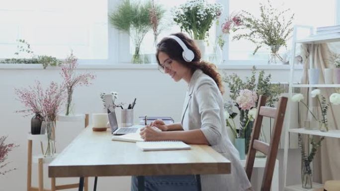 女花店设计师在线学习在笔记本电脑上观看视频课程