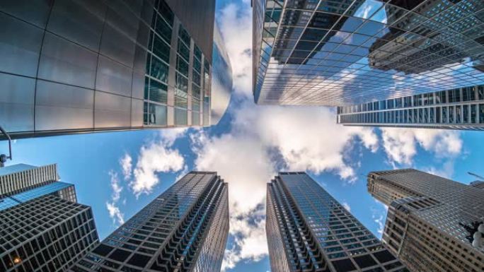 美国伊利诺伊州高层建筑中的云层反射芝加哥市中心摩天大楼的4k时间推移上升角度，商业和视角概念