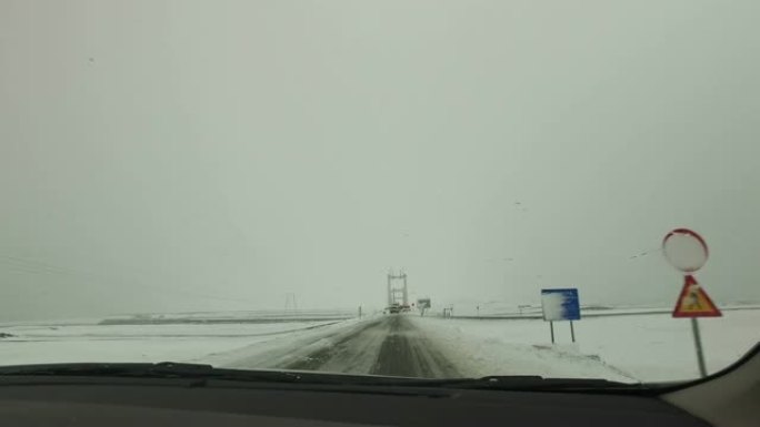 MS Car的观点在冰岛冰雪覆盖的景观中行驶
