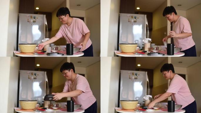 一位亚洲华人留在家里的母亲在使用虚拟助手智能扬声器制作食谱和指导时准备面团