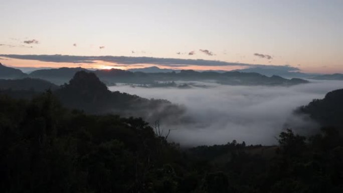 大自然中的山的日出，迷雾云的延时快速运动