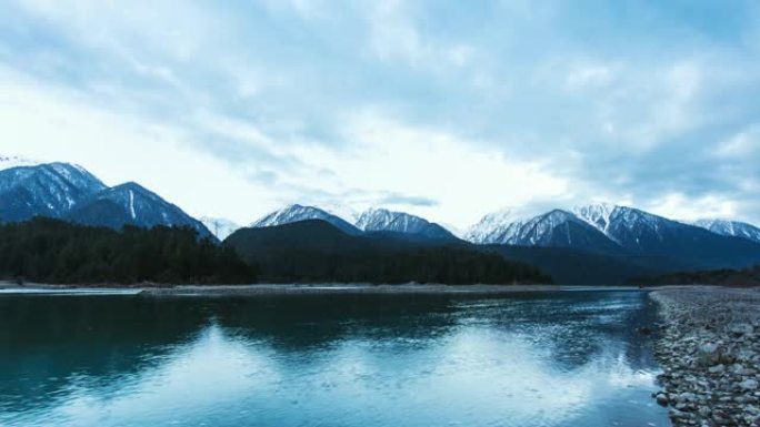 西藏的湖山积雪