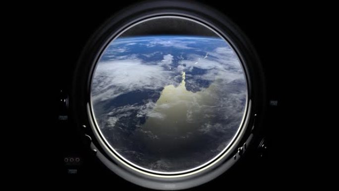 地球穿过宇宙飞船的舷窗。国际空间站向右移动。现实的氛围。国际空间站。4K。