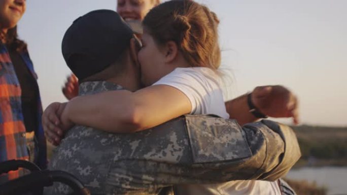 一个坐轮椅的士兵拥抱着他的女儿