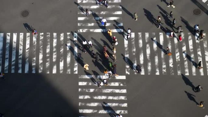 上方视图人群过街人来人往行人路人四岔路口