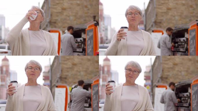 快乐的祖母在街车附近享受外卖咖啡