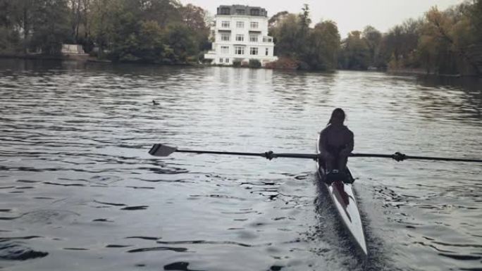 河里年轻的女性划桨划艇