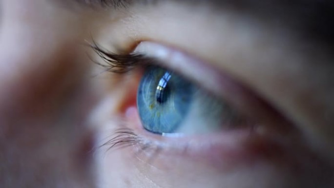 男性蓝眼睛的慢动作微距特写镜头在镜头外注视和眨眼