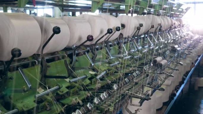 工业机制的缝纫过程。纺织品生产线