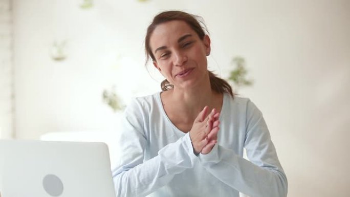 幸福的女人使用计算机网络摄像头进行视频通话