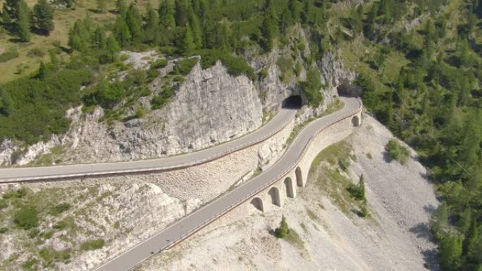 无人机: 飞越意大利多洛米蒂的高架桥和山公路隧道。