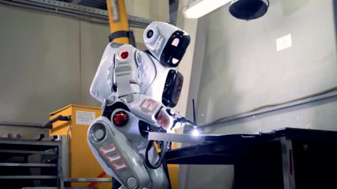 特殊机器人在一个设施里工作，特写镜头。