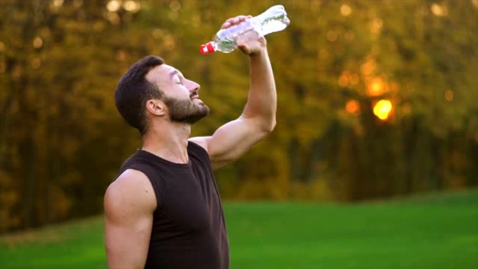 运动员喝水。慢动作
