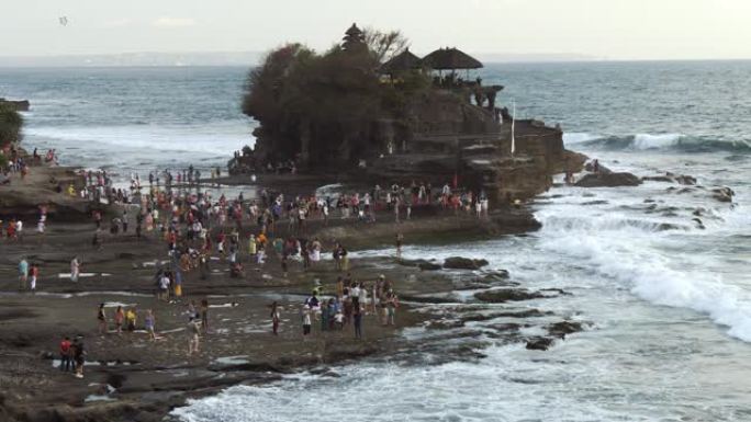 前往Tanah Lot寺的游客人群。印度尼西亚巴厘岛。
