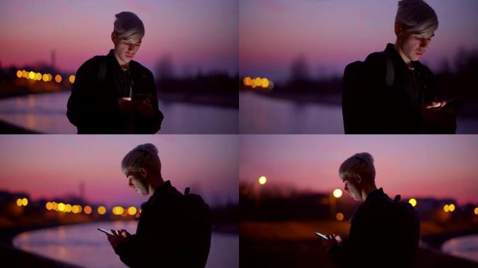 十几岁的男孩在日落时在线聊天