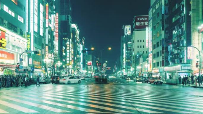 新宿夜间穿越车流购物区前，日本延时放大