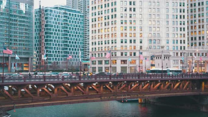 在美国伊利诺伊州芝加哥市的现代建筑中，交通和人群拥挤的芝加哥街桥