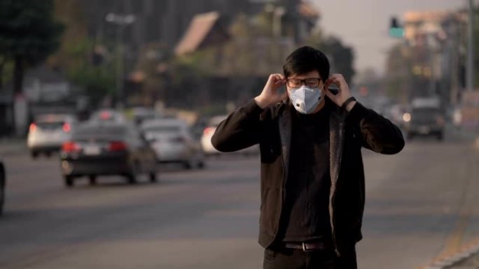 亚洲男子因交通污染而生病，戴着污染口罩
