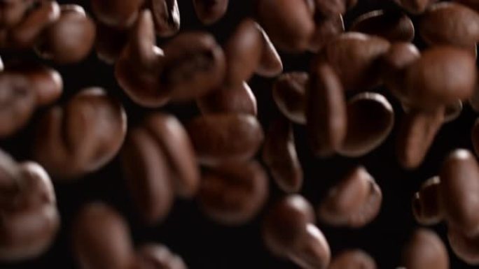黑色背景上的咖啡豆 (超级慢动作)
