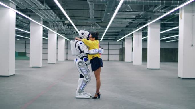 类似人类的机器人和一位女士正在拥抱