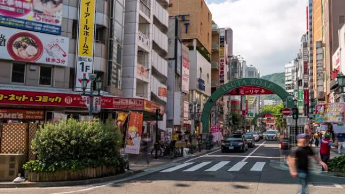 延时: 日本神户三宫购物街拥挤的游客行人