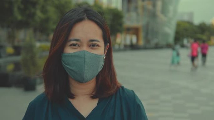 新常态: 戴着防护医用口罩的亚洲妇女