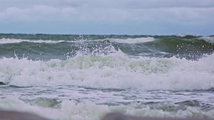 海浪。戏剧性的天空。