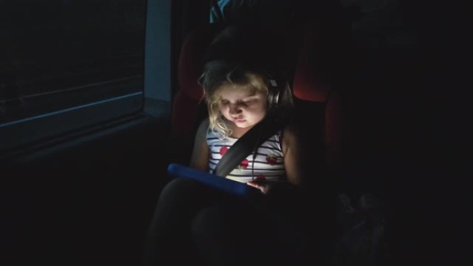 在火车上使用数字平板电脑的可爱女孩