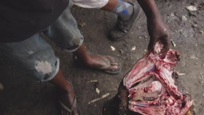 非洲男子用手抢肉
