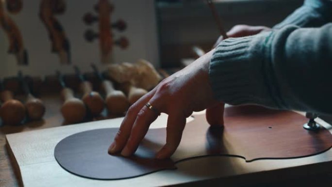 工匠制琴师在车间创作手工小提琴的慢动作特写