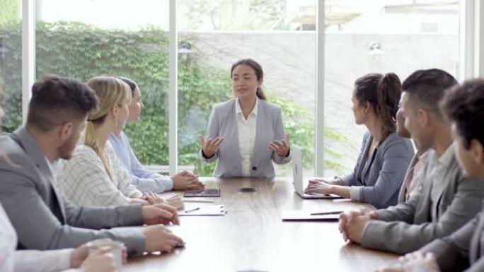 亚洲女商人在团队会议中领先