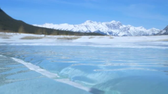 特写: 加拿大落基山脉的一个湖泊表面结冰。