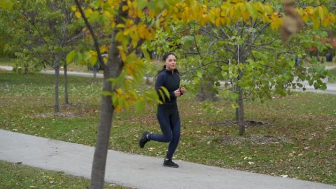 秋季，单身成年女性在公园慢跑