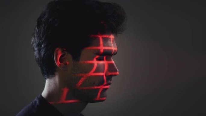人脸识别技术概念作为人有红色网格投影到眼睛在工作室