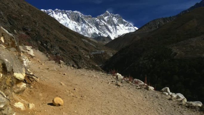尼泊尔。徒步珠穆朗玛峰大本营。背景中可以看到雪山珠穆朗玛峰。4K